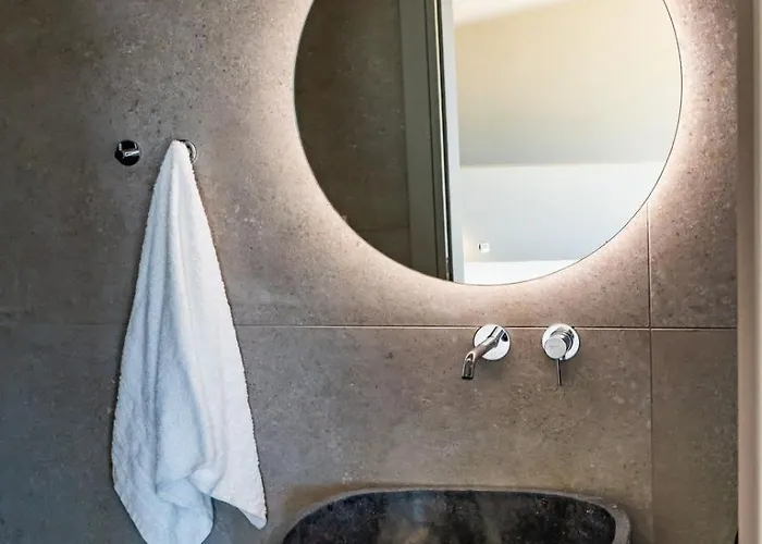 فيلة Anemelia Foiníkion